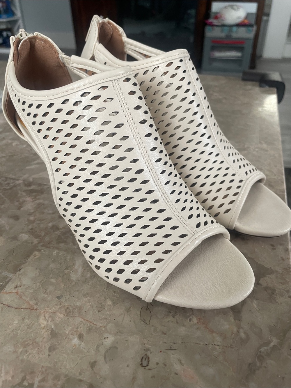 Women's cream Size 6.5 M Perforated Peep-Toe heels!  Great for summer! Worn once - Picture 4 of 4